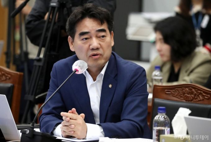 (안동=뉴스1) 공정식 기자 = 이성권 국민의힘 의원(부산 사하구갑)이 17일 오전 경북도청에서 열린 2024년도 국회 행정안전위원회 국정감사에서 질의하고 있다. 2024.10.17/뉴스1  Copyright (C) 뉴스1. All rights reserved. 무단 전재 및 재배포,  AI학습 이용 금지. /사진=(안동=뉴스1) 공정식 기자