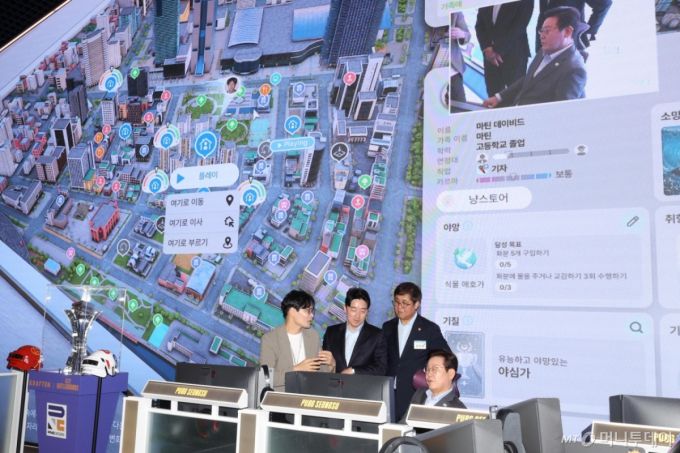 [서울=뉴시스] 고범준 기자 = 이재명 대통령이 15일 서울 성동구 펍지 성수에서 열린 K-게임 현장 간담회에서 '크래프톤' 신작 게임 '인조이' 체험을 하고 있다. 2025.10.15. bjko@newsis.com /사진=고범준