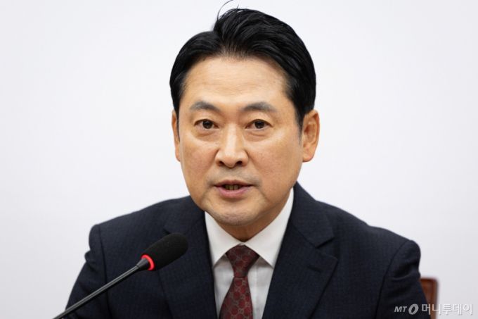 (서울=뉴스1) 유승관 기자 = 장동혁 국민의힘 대표가 15일 서울 여의도 국회에서 정부의 부동산 규제 추가 대책 발표와 관련해 기자간담회를 하고 있다. 2025.10.15/뉴스1  Copyright (C) 뉴스1. All rights reserved. 무단 전재 및 재배포,  AI학습 이용 금지. /사진=(서울=뉴스1) 유승관 기자