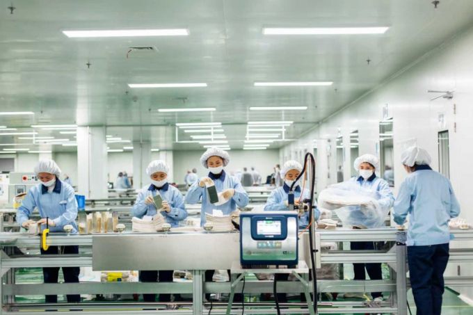 중국 무석콜마 공장 생산라인에서 상품을 생산하는 모습. /사진제공=무석콜마