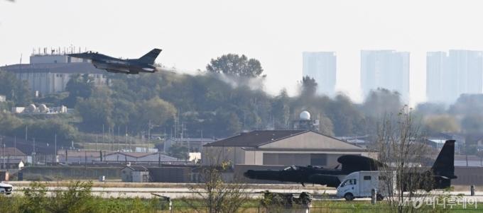 지난해 10월 경기도 평택시에 위치한 주한미공군 오산기지에서 F-16 전투기가 고공정찰기 U-2S 위로 이륙하고 있다. / 사진=뉴시스