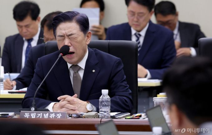 (세종=뉴스1) 김기남 기자 = 김형석 독립관장이 16일 세종시 정부세종청사에서 열린 국회 정무위원회의 국가보훈부에 대한 국정감사에서 위원들의 질의에 항변하며 답하고 있다. 2025.10.16/뉴스1  Copyright (C) 뉴스1. All rights reserved. 무단 전재 및 재배포,  AI학습 이용 금지. /사진=(세종=뉴스1) 김기남 기자