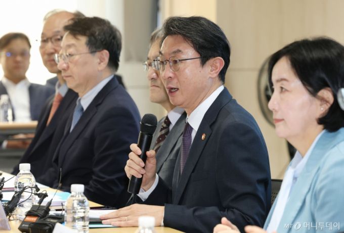 (서울=뉴스1) 이광호 기자 = 이억원 금융위원장이 15일 오전 서울 중구 서민금융진흥원에서 열린 소비자중심 금융 대전환을 위한 현장 간담회에서 발언하고 있다. 2025.10.15/뉴스1  Copyright (C) 뉴스1. All rights reserved. 무단 전재 및 재배포,  AI학습 이용 금지. /사진=(서울=뉴스1) 이광호 기자