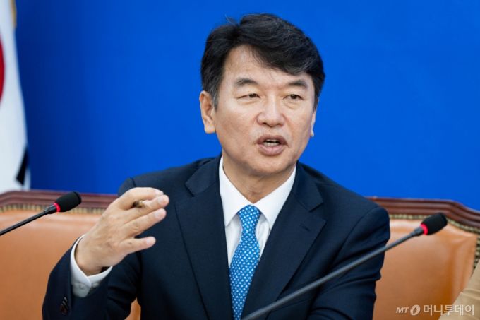 (서울=뉴스1) 유승관 기자 = 문진석 더불어민주당 국정감사종합상황실장(원내운영수석부대표)이 17일 서울 여의도 국회에서 국정감사 일일 브리핑을 하고 있다. 2025.10.17/뉴스1  Copyright (C) 뉴스1. All rights reserved. 무단 전재 및 재배포,  AI학습 이용 금지. /사진=(서울=뉴스1) 유승관 기자