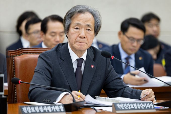 정기석 국민건강보험공단 이사장이 17일 서울 여의도 국회에서 열린 보건복지위원회의 국민건강보험공단 등에 대한 국정감사에서 의원 질의를 경청하고 있다./사진= 뉴스1