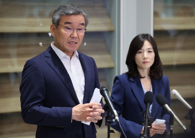 캄보디아에 파견된 정부합동대응팀인 김진아(오른쪽) 외교부 2차관과 박성주 경찰청 국가수사본부장이 18일 오전 인천국제공항 2터미널을 통해 귀국해 브리핑을 하고 있다. /사진=뉴시스.