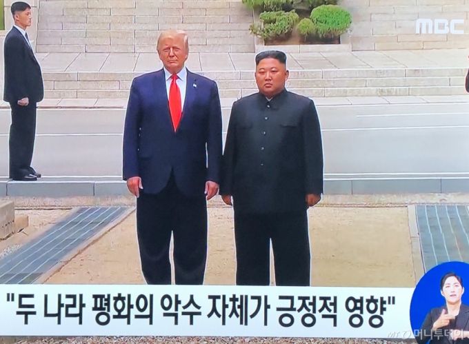 도널드 트럼프 미국 대통령과 김정은 북한 국무위원장이 2019년 6월30일 판문점 북측에서 기념촬영을 한 뒤 남측으로 내려오는 모습. /MBC 화면캡쳐 /사진=이동훈 기자 photoguy@