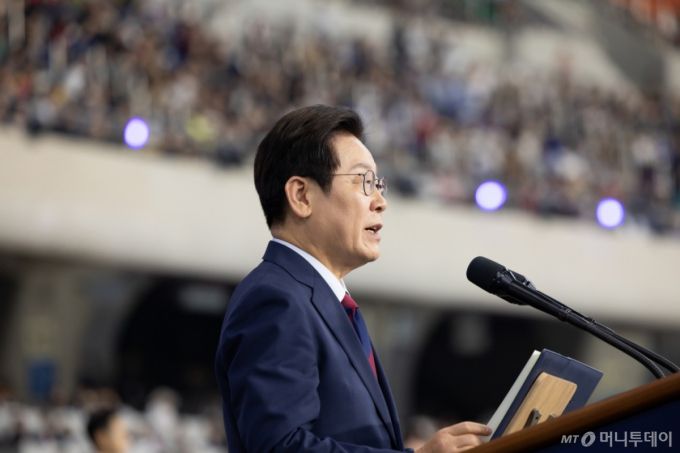 (서울=뉴스1) 허경 기자 = 이재명 대통령이 17일 부산아시아드주경기장에서 열린 제106회 전국체육대회 개막식에서 기념사를 하고 있다.  (대통령실 제공. 재판매 및 DB 금지)?2025.10.18/뉴스1  Copyright (C) 뉴스1. All rights reserved. 무단 전재 및 재배포,  AI학습 이용 금지. /사진=(서울=뉴스1) 허경 기자