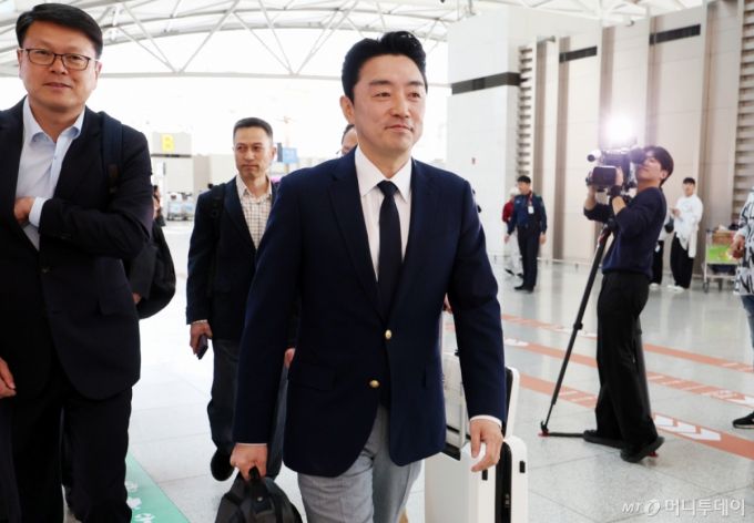 [인천공항=뉴시스] 조성우 기자 = 전략경제협력 특사로 임명된 강훈식 대통령 비서실장이 19일 오전 인천국제공항 제1터미널에서 독일로 출국하고 있다. 2025.10.19. xconfind@newsis.com /사진=조성우