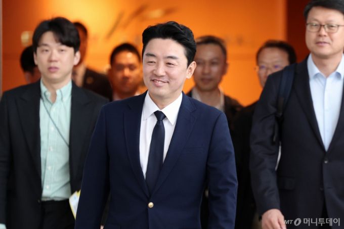 [인천공항=뉴시스] 조성우 기자 = 전략경제협력 특사로 임명된 강훈식 대통령 비서실장이 19일 오전 인천국제공항 제1터미널에서 독일로 출국하고 있다. 2025.10.19. xconfind@newsis.com /사진=조성우