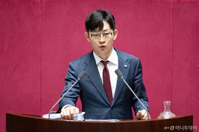 (서울=뉴스1) 유승관 기자 = 박충권 국민의힘 의원이 28일 서울 여의도 국회에서 열린 제429회 국회(정기회) 제9차 본회의에서 국회법 일부개정법률안(수정안)에 대한 무제한토론(필리버스터)을 하고 있다. 2025.9.28/뉴스1  Copyright (C) 뉴스1. All rights reserved. 무단 전재 및 재배포,  AI학습 이용 금지. /사진=(서울=뉴스1) 유승관 기자