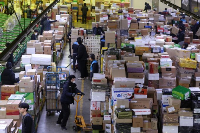 설 명절을 앞둔 지난 1월21일 오전 서울 광진구 동서울우편물류센터 모습. 사진은 기사와 직접적 관련이 없음./사진=뉴스1.
