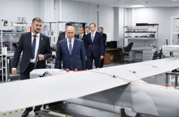 2024년 9월19일(현지시간) 러시아 상트페테르부르크의 드론 생산 시설을 방문한 블라디미르 푸틴 러시아 대통령 /로이터=뉴스1