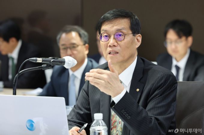 (서울=뉴스1) 황기선 기자 = 이창용 한국은행 총재가 20일 오전 서울 중구 한국은행에서 열린 국회 기획재정위원회의 한국은행에 대한 국정감사에서 의원질의에 답하고 있다. (공동취재) 2025.10.20/뉴스1  Copyright (C) 뉴스1. All rights reserved. 무단 전재 및 재배포,  AI학습 이용 금지. /사진=(서울=뉴스1) 황기선 기자