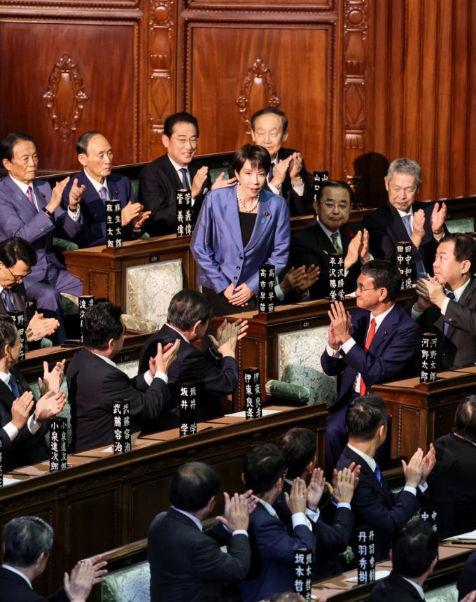 다카이치 사나에 일본 자유민주당 총재(가운데)가 21일 열린 일본 중의원 총재 선거에서 승리한 뒤 인사하는 모습./로이터=뉴스1