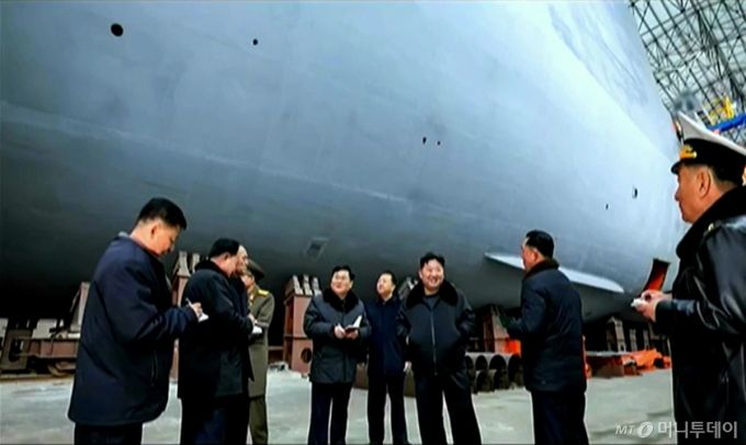김정은 북한 노동당 총비서 겸 국무위원장이 지난 3월8일 핵 추진 잠수함 등 함선·함정 건조 사업 실태를 시찰했다고 조선중앙TV가 주장했다. / 사진=뉴시스(조선중앙TV)