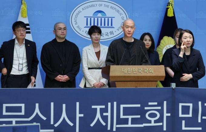 지난 8월13일 문신사 제도화 민관협의회 TFT의 김도윤 타투이스트가 서울 여의도 국회 소통관에서 문신사법 제정을 촉구하며 기자회견 발언을 하고 있다. /사진=뉴스1.