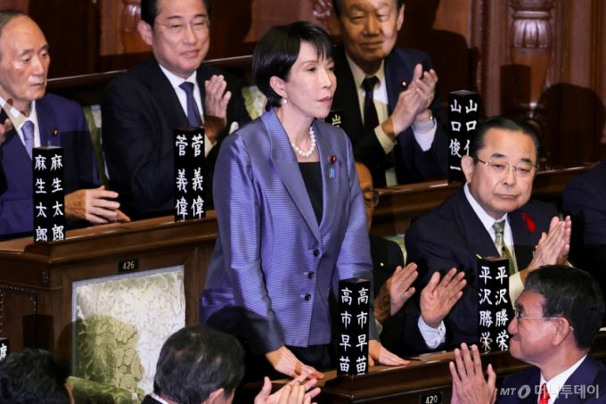 (도쿄 로이터=뉴스1) 최종일 선임기자 = 일본 집권 여당 자민당의 다카이치 사나에 총재가 21일 중의원 임시국회 1차 총리 지명 투표에서 과반 득표로 총리로 지명되자 자리에서 일어나 인사하고 있다. 2025.10.21   ⓒ 로이터=뉴스1  Copyright (C) 뉴스1. All rights reserved. 무단 전재 및 재배포,  AI학습 이용 금지. /사진=(도쿄 로이터=뉴스1) 최종일 선임기자