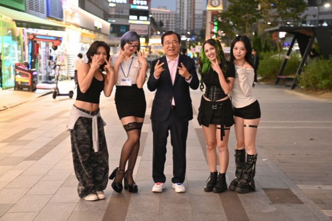 이현재 하남시장(가운데)이 지난 21일 미사문화거리에서 K POP 댄스 인플루언서들과 기념촬영을 하고 있다. /사진제공=하남시