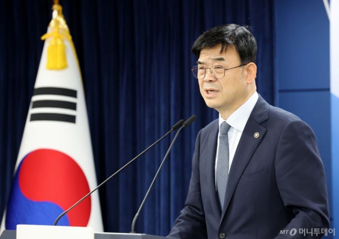 (서울=뉴스1) 임세영 기자 = 이상경 국토교통부 1차관이 21일 오후 서울 종로구 정부서울청사에서 외국인 토지거래허가구역 지정 관련 합동 브리핑을 하고 있다. 2025.8.21/뉴스1  Copyright (C) 뉴스1. All rights reserved. 무단 전재 및 재배포,  AI학습 이용 금지. /사진=(서울=뉴스1) 임세영 기자