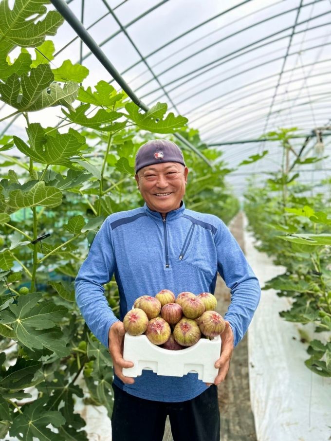 전남 함평에 위치한 '함평농부' 채상희 대표가 무화과 상자를 들고 있다. /사진제공=쿠팡