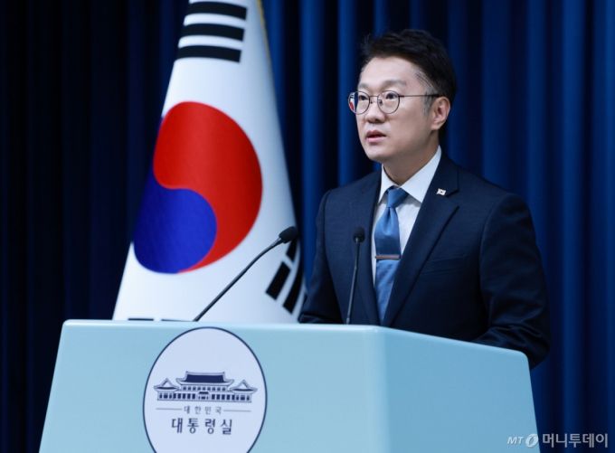 [서울=뉴시스] 고범준 기자 = 김남준 대변인이 23일 서울 용산 대통령실 청사에서 대수보 회의 결과 관련 브리핑을 하고 있다. 2025.10.23. bjko@newsis.com /사진=고범준