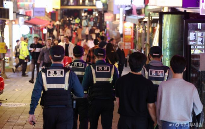 (서울=뉴스1) 장수영 기자 = 핼러윈데이인 31일 서울 용산구 이태원 일대에서 경찰관들이 인파 관리를 위해 순찰을 하고 있다. 2024.10.31/뉴스1  Copyright (C) 뉴스1. All rights reserved. 무단 전재 및 재배포,  AI학습 이용 금지. /사진=(서울=뉴스1) 장수영 기자