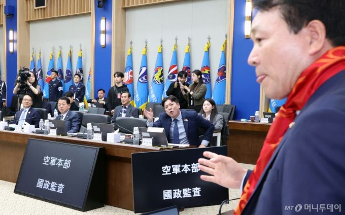 23일 충남 계룡시 계룡대에서 열린 국회 국방위원회의 공군본부에 대한 국정감사에서 국민의힘 소속 성일종 위원장과 부승찬  더불어민주당 의원이 언성을 높이고 있다. / 사진=뉴시스