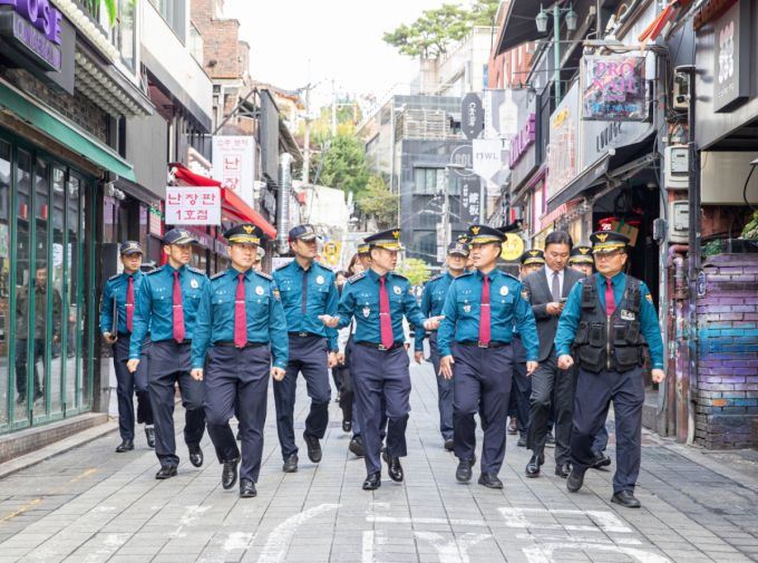 24일 박정보 서울경찰청장(가운데)이 서울 용산구 이태원동을 찾아 안전 대비 태세를 점검하고 있다. /사진제공=서울경찰청.