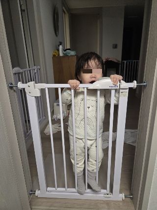 아빠의 대변 냄새도 아랑곳하지 않고 끊임 없이 구경하며 말을 거는 15개월 아기. 애 키우는 부모에겐 집에서조차 프라이버시가 허용되지 않는다. /사진=최우영 기자