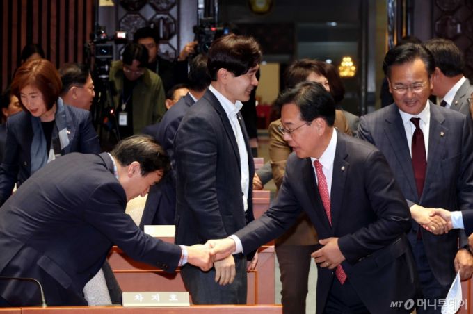 [서울=뉴시스] 조성봉 기자 = 송언석 국민의힘 원내대표가 26일 오후 서울 여의도 국회에서 열린 의원총회에서 김종양(왼쪽) 의원과 악수를 하고 있다. 2025.10.26. suncho21@newsis.com /사진=조성봉