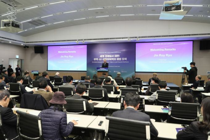 류진 한경협 회장이 27일 FKI타워 컨퍼런스센터에서 열린 '2025 FKI-PIIE-OECD 국제 컨퍼런스'에 참석해 인사말을 하고 있다./사진=한국경제인협