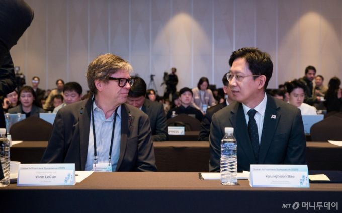 [서울=뉴시스] 배경훈 부총리 겸 과학기술정보통신부 장관이 27일 서울 용산구 드래곤시티호텔에서 열린 'AI 프론티어 국제 심포지엄 2025' 에 참석해 얀 르쿤 뉴욕대 교수와 대화를 나누고 있다. (사진=과학기술정보통신부 제공) 2025.10.27.  /사진=류현주