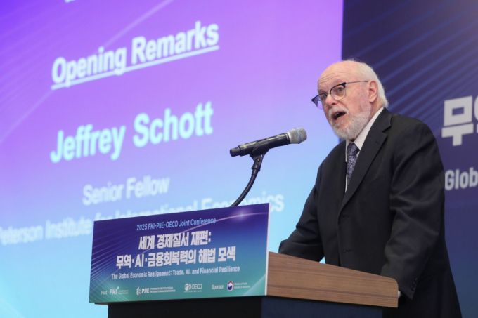제프리 쇼트 PIIE 선임연구위원이 27일 FKI타워 컨퍼런스센터에서 열린 '2025 FKI-PIIE-OECD 국제 컨퍼런스'에 참석해 인사말을 하고 있다./사진=한국경제인협회