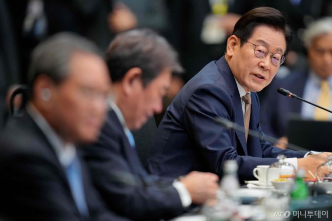 (쿠알라룸푸르 AFP=뉴스1) 김지완 기자 = 27일(현지시간) 말레이시아 쿠알라룸푸르에서 열린 동남아시아국가연합(ASEAN·아세안)+3(한·중·일) 정상회의에 참석한 (왼쪽부터) 리창 중국 국무원 총리와 모테기 도시미쓰 일본 외무상이 이재명 대통령의 모두발언을 경청하고 있다.  2025.10.27  ⓒ AFP=뉴스1  Copyright (C) 뉴스1. All rights reserved. 무단 전재 및 재배포,  AI학습 이용 금지. /사진=(쿠알라룸푸르 AFP=뉴스1) 김지완 기자