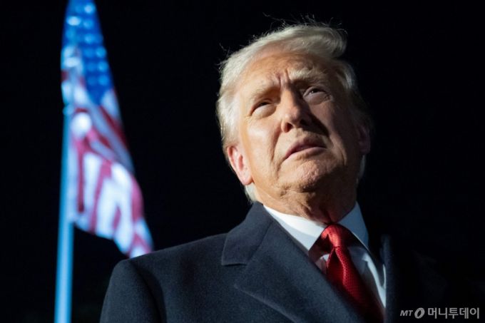 (워싱턴DC AFP=뉴스1) 류정민 특파원 = 도널드 트럼프 미국 대통령이 지난 24일(현지시간) 밤 워싱턴DC 백악관에서 아시아 순방을 위해 출발하며 기자들 질문에 답하고 있다.  ⓒ AFP=뉴스1  Copyright (C) 뉴스1. All rights reserved. 무단 전재 및 재배포,  AI학습 이용 금지.