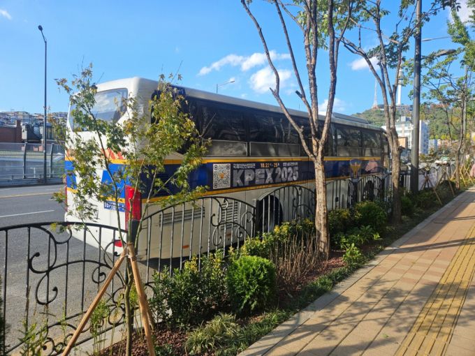아파트 단지 밖으로 경찰 기동대 버스 1대가 세워졌다. /사진=박상혁 기자.