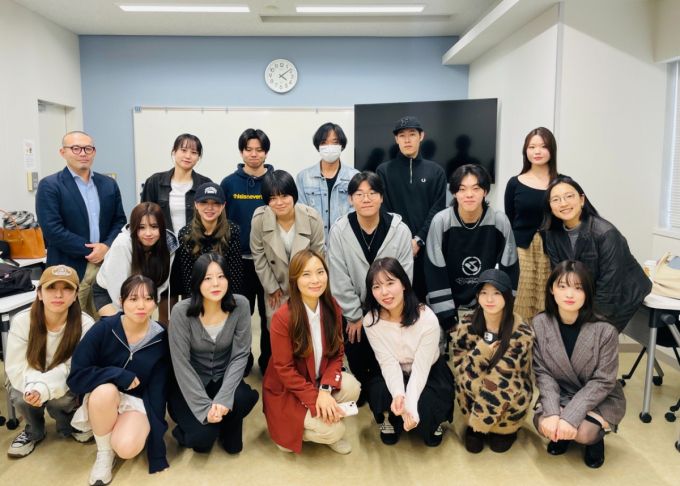 최은미 아산정책연구원이 지난 22일 일본 후쿠오카대학에 방문해 이 학교 학생들과 간담회를 마치고 함께 촬영한 사진 /사진제공=오가타 요시히로 후쿠오카대학 교수