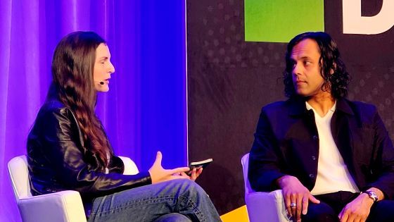 에테르플럭스의 바이주 바트 CEO(오른쪽)가 진행자와 대화하고 있다/사진=류준영 기자