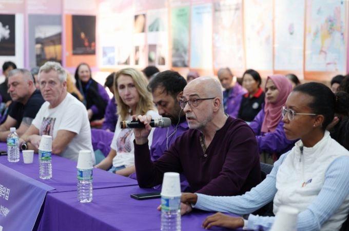 이태원 참사 프랑스인 희생자 게네고 리마무의 아버지 파스칼 게네고씨(오른쪽 2번째)가 28일 서울 종로구 10.29 이태원참사 기억소통공간인 별들의집에서 열린 외국인 유가족 내외신 기자회견에서 딸의 손을 잡고 발언을 하고 있다. /사진=뉴시스.