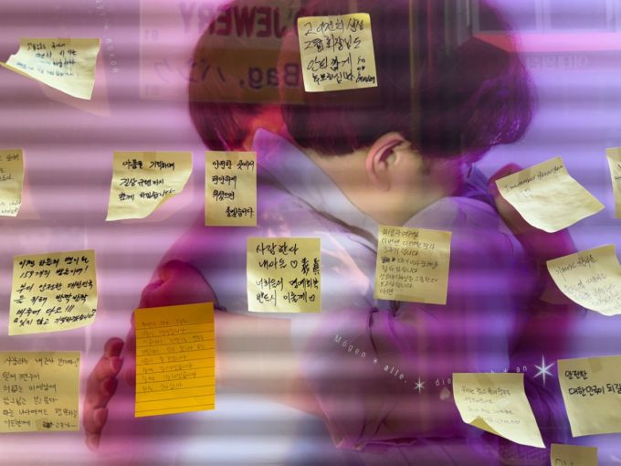 29일 오전 서울 용산구 이태원 참사 추모거리 게시판에 참사 희생자를 추모하는 내용의 메모지가 붙어있다. /사진=최문혁 기자.