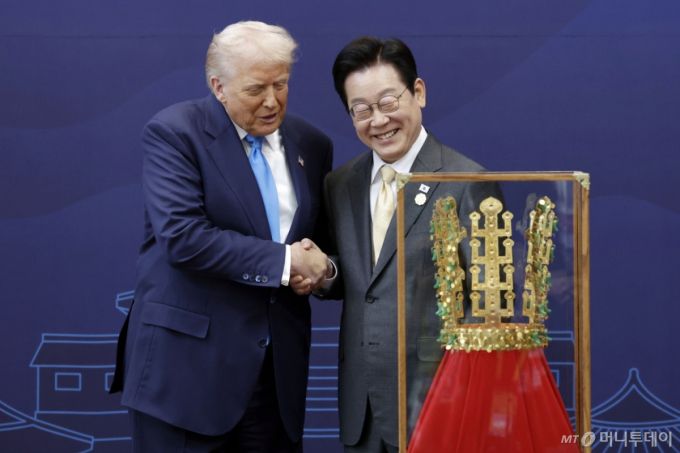 [경주=뉴시스] 최동준 기자 = 이재명 대통령이 29일 경북 경주박물관에서 도널드 트럼프 미국 대통령에게 '천마총 금관 모형'을 선물하고 있다. 2025.10.29. photocdj@newsis.com /사진=최동준