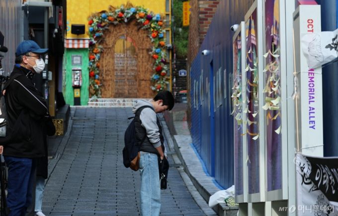 (서울=뉴스1) 오대일 기자 = 10·29 이태원 참사 3주기를 맞은 29일 오전 서울 용산구 이태원 참사 현장 골목에서 한 시민이 묵념을 하고 있다. 2025.10.29/뉴스1  Copyright (C) 뉴스1. All rights reserved. 무단 전재 및 재배포,  AI학습 이용 금지. /사진=(서울=뉴스1) 오대일 기자