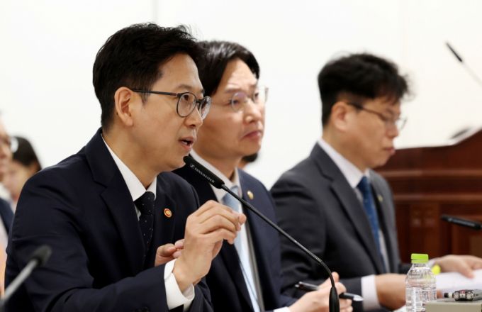 배경훈 부총리 겸 과학기술정보통신부 장관이 지난 13일 세종시 정부세종청사에서 열린 국회 과학기술정보방송통신위원회의 과학기술정보통신부에 대한 국정감사를 진행하며 위원들의 질의에 답변하고 있다. /사진=뉴스1