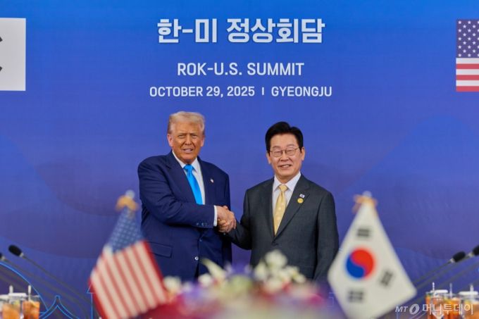 이재명 대통령과 도널드 트럼프 미국 대통령이 29일 경북 경주박물관에서 열린 한미 정상회담에 앞서 악수하고 있다. / 사진=대통령실