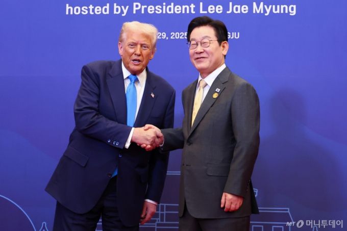 이재명 대통령이 지난 10월29일 경북 경주 힐튼호텔 그랜드볼룸에서 열린 대통령 주최 정상 특별만찬에서 도널드 트럼프 미국 대통령을 영접하고 있다. / 사진=대통령실통신사진기자단