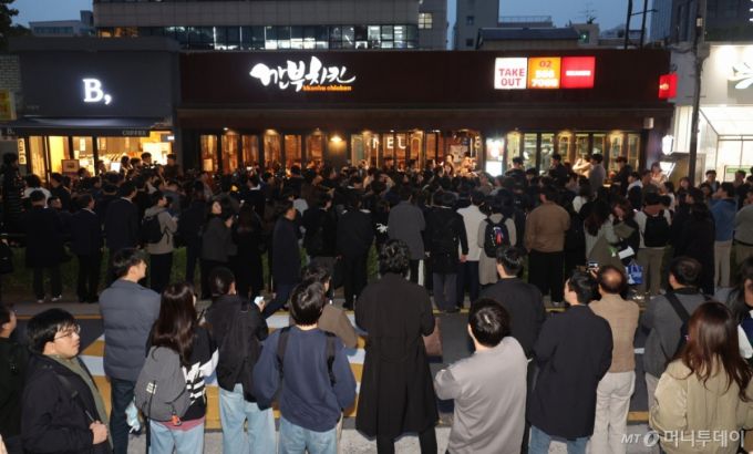 (서울=뉴스1) 김진환 기자 = 30일 서울 삼성동 인근 깐부치킨 매장 앞으로 젠슨 황 엔비디아 최고경영자가 이재용 삼성전자 회장, 정의선 현대차 그룹 회장이 회동할 것으로 알려지자 취재진과 시민들로 붐비고 있다. (공동취재) 2025.10.30/뉴스1  Copyright (C) 뉴스1. All rights reserved. 무단 전재 및 재배포,  AI학습 이용 금지. /사진=(서울=뉴스1) 김진환 기자