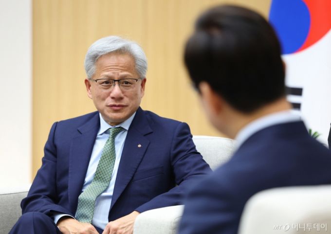 [경주=뉴시스] 고범준 기자 = 젠슨 황 엔비디아 최고경영자(CEO)가 31일 APEC 정상회의 장소인 경북 경주화백컨벤션센터(HICO)에서 이재명 대통령과 면담을 하고 있다. (대통령실통신사진기자단) 2025.10.31. bjko@newsis.com /사진=