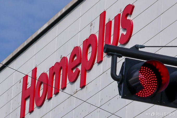 (서울=뉴스1) 김성진 기자 = 홈플러스가 새 주인을 찾아 기업회생 절차(법정관리)를 지속할지 중대한 갈림길에 놓였다.  홈플러스는 회생 계획 인가 전 인수합병(M&A)을 위한 인수의향서를 31일 오후 3시까지 받는다. 그러나 이날까지 인수의향서를 낸 곳이 없으면 홈플러스의 회생 절차 지속 여부가 불투명해진다.  사진은 이날 오후 서울 시내 홈플러스 매장 모습. 2025.10.31/뉴스1  Copyright (C) 뉴스1. All rights reserved. 무단 전재 및 재배포,  AI학습 이용 금지. /사진=(서울=뉴스1) 김성진 기자