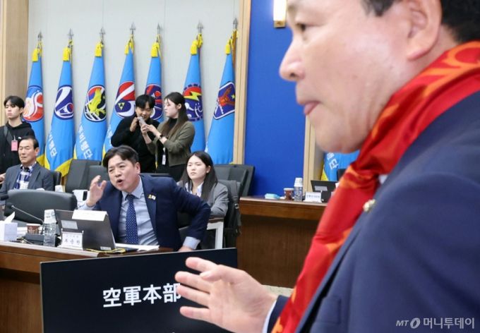 지난 10월23일 충남 계룡시 계룡대에서 열린 국회 국방위원회의 공군본부에 대한 국정감사에서 성일종 위원장과 부승찬 더불어민주당 의원이 언성을 높이고 있다. / 사진=뉴시스